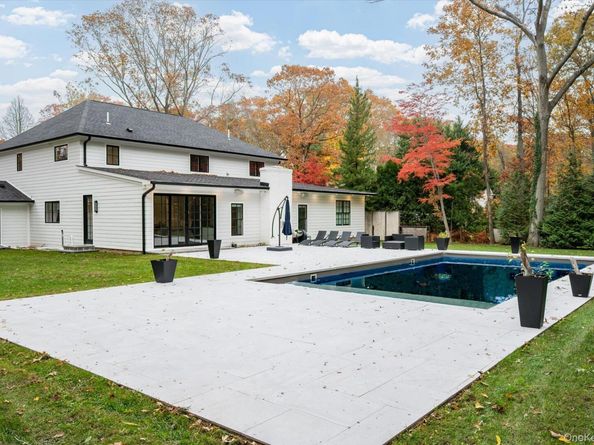 7 Barrington Place, Melville NY 11747