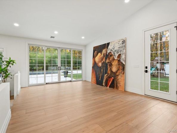 7 Barrington Place, Melville NY 11747