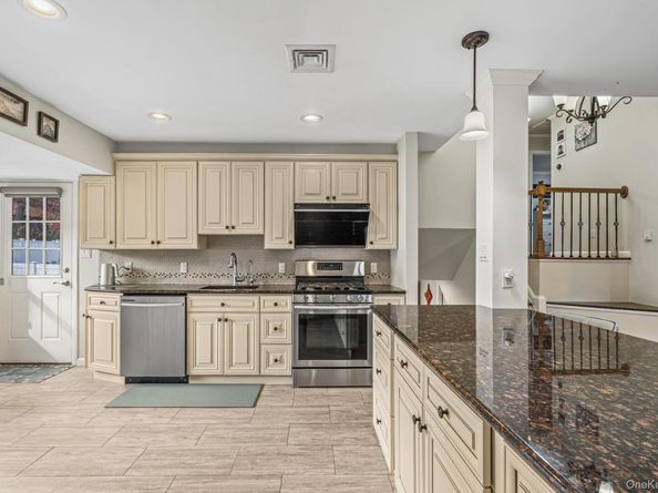 15 Vista Road, Plainview NY 11803