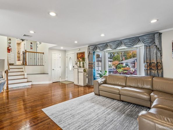 15 Vista Road, Plainview NY 11803