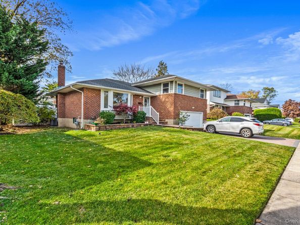 15 Vista Road, Plainview NY 11803