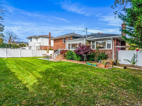 15 Vista Road, Plainview NY 11803