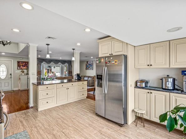 15 Vista Road, Plainview NY 11803