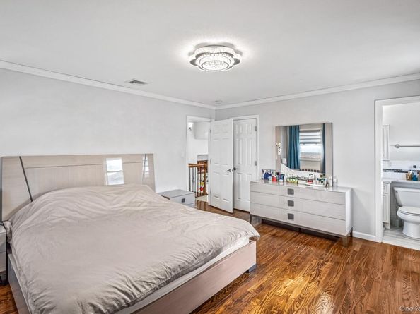 15 Vista Road, Plainview NY 11803