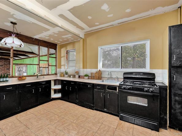 73 Peterson Place, Lynbrook NY 11563