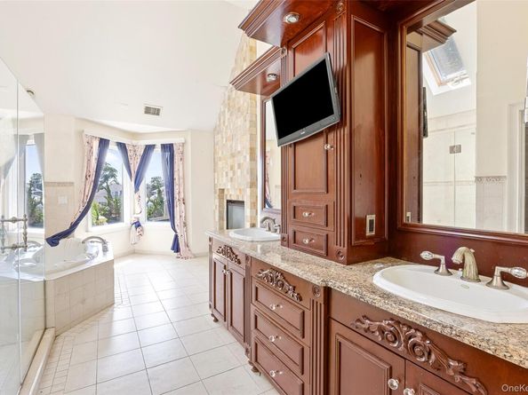 4 Sutton Place, Massapequa NY 11758