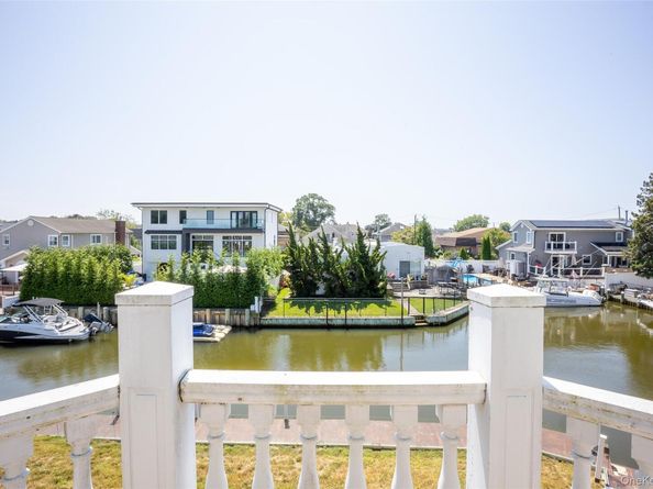 4 Sutton Place, Massapequa NY 11758