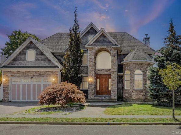 4 Sutton Place, Massapequa NY 11758