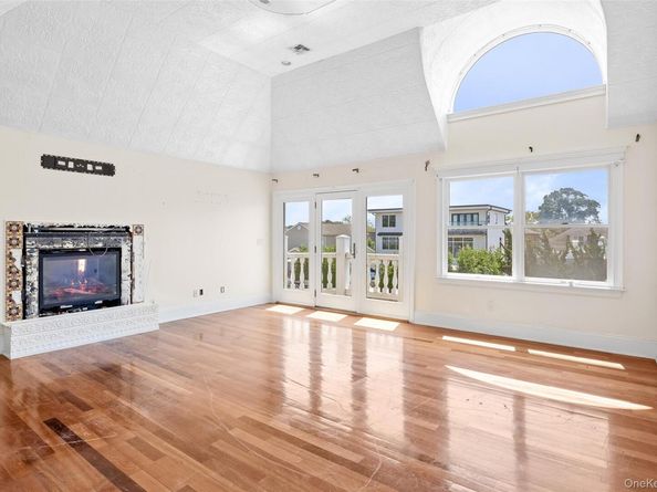 4 Sutton Place, Massapequa NY 11758