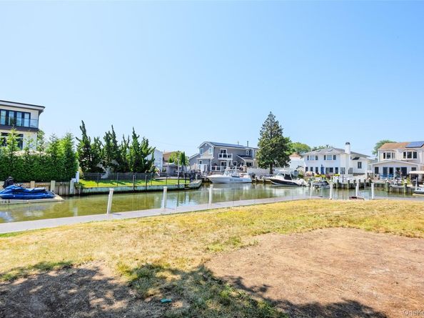 4 Sutton Place, Massapequa NY 11758