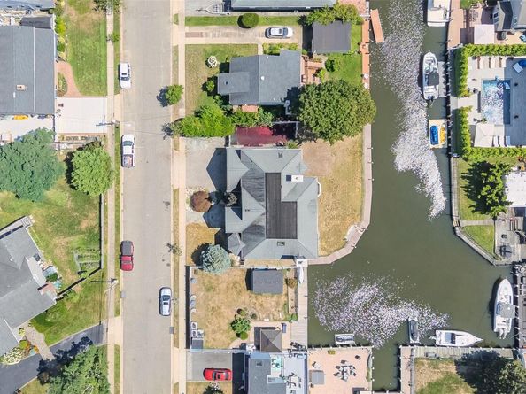 4 Sutton Place, Massapequa NY 11758