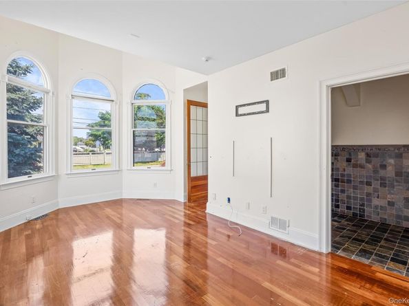 4 Sutton Place, Massapequa NY 11758