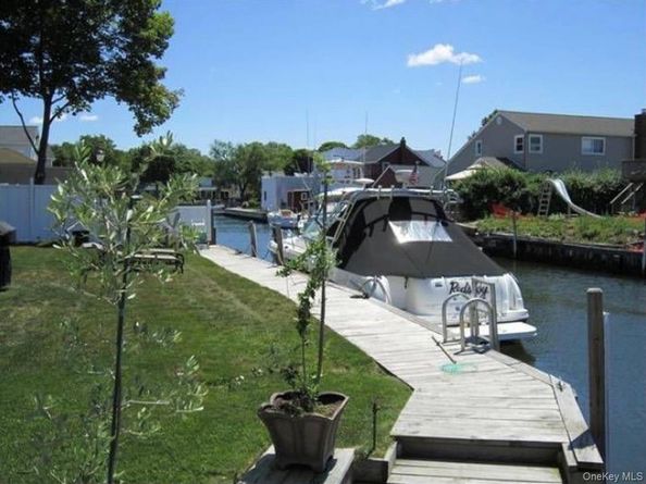 4 Sutton Place, Massapequa NY 11758