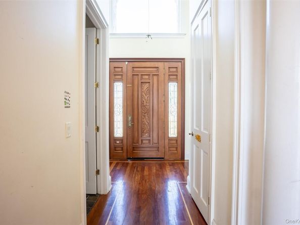 4 Sutton Place, Massapequa NY 11758