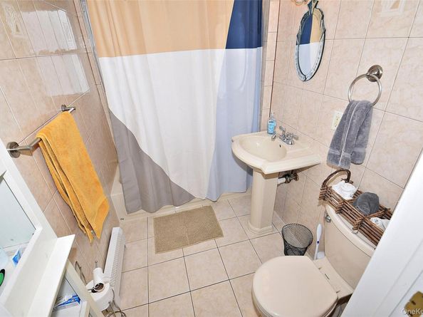 87 Parkside Drive N, Levittown NY 11756