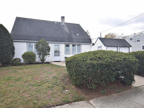 87 Parkside Drive N, Levittown NY 11756