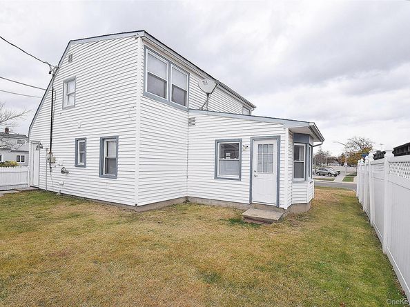 87 Parkside Drive N, Levittown NY 11756