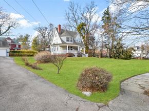 8 The Serpentine, New Rochelle NY 10801