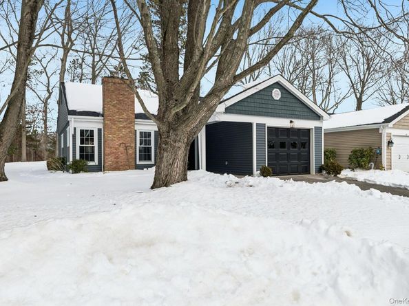 304 Kingston Court, Ridge NY 11961