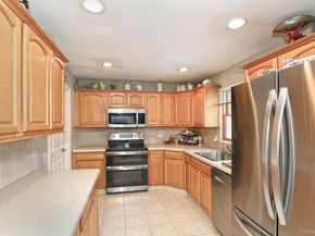 18 Vassar Lane, Hicksville NY 11801