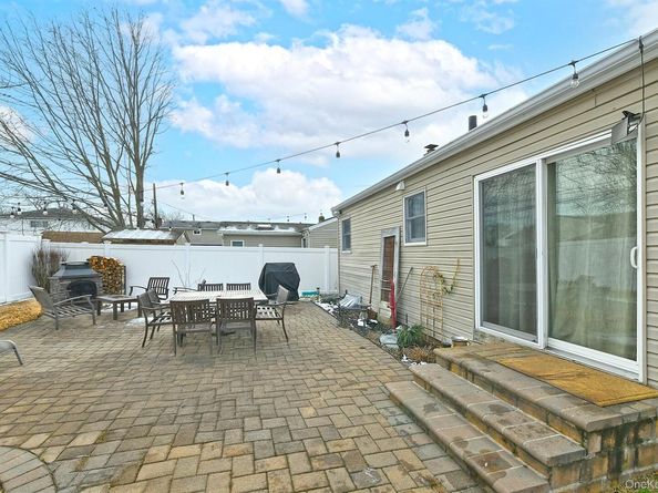 18 Vassar Lane, Hicksville NY 11801