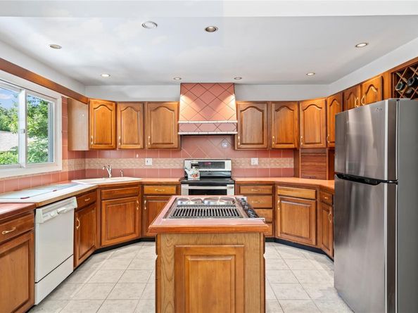 22 Glenview Avenue, Northport NY 11768