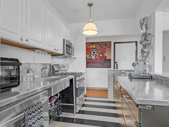 37 Brompton Road 5D, Great Neck NY 11021