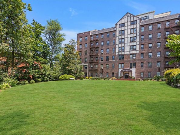 37 Brompton Road 5D, Great Neck NY 11021