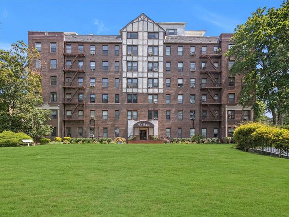 37 Brompton Road 5D, Great Neck NY 11021