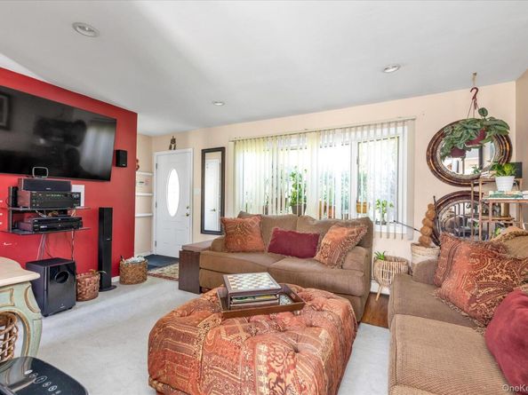 261 E Hoffman Avenue, North Lindenhurst NY 11757