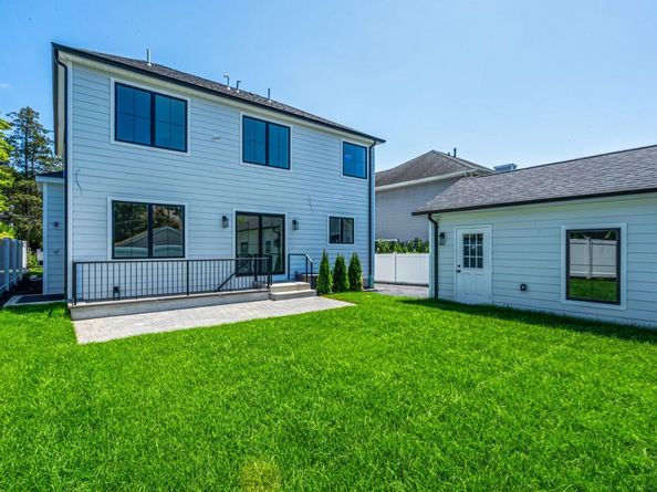 22 N Maryland Avenue, Port Washington NY 11050