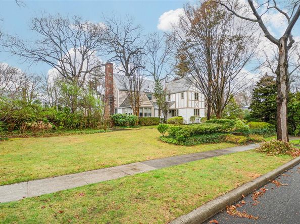 20 Sussex Road, Great Neck NY 11020