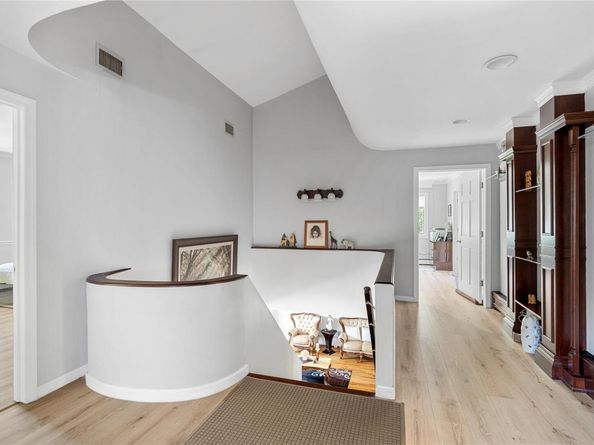 10 Faulkner Lane, Dix Hills NY 11746