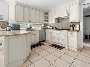 10 Faulkner Lane, Dix Hills NY 11746