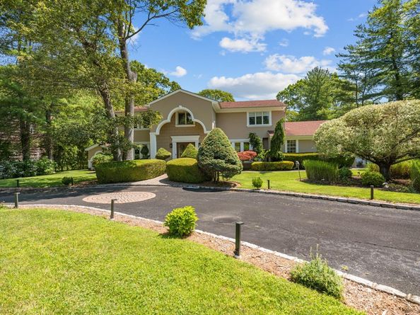 10 Faulkner Lane, Dix Hills NY 11746