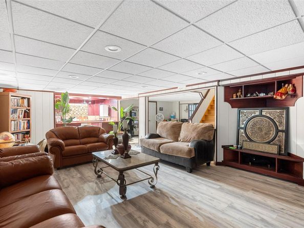 10 Faulkner Lane, Dix Hills NY 11746