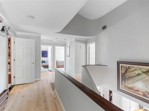 10 Faulkner Lane, Dix Hills NY 11746