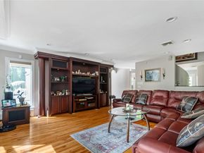 10 Faulkner Lane, Dix Hills NY 11746