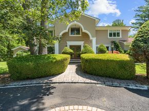 10 Faulkner Lane, Dix Hills NY 11746