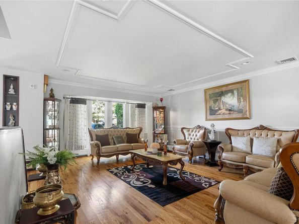 10 Faulkner Lane, Dix Hills NY 11746