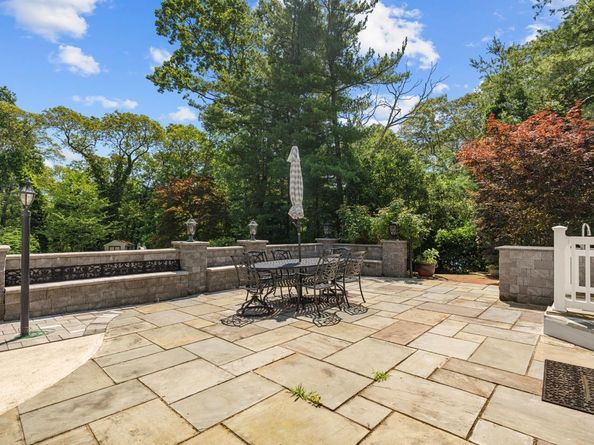 10 Faulkner Lane, Dix Hills NY 11746