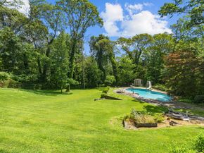 10 Faulkner Lane, Dix Hills NY 11746