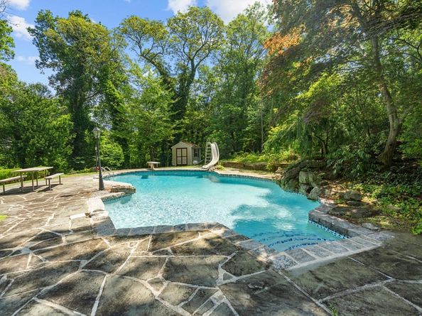 10 Faulkner Lane, Dix Hills NY 11746