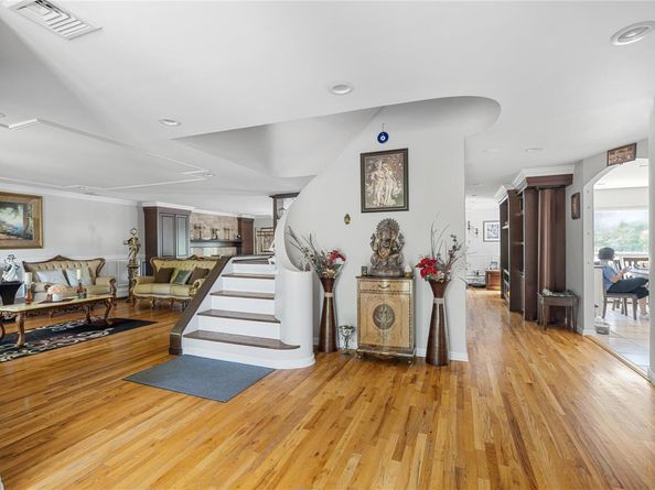 10 Faulkner Lane, Dix Hills NY 11746