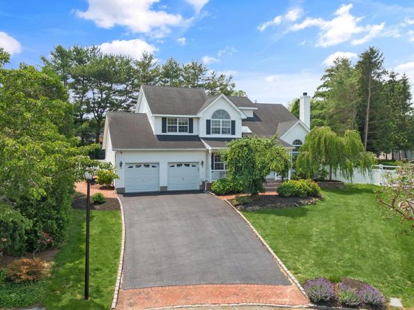 8 Tecumseh Court, Commack NY 11725