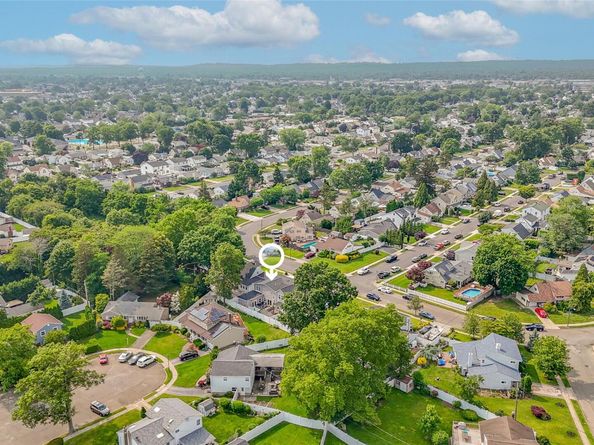 86 S Cabot Lane, Westbury NY 11590