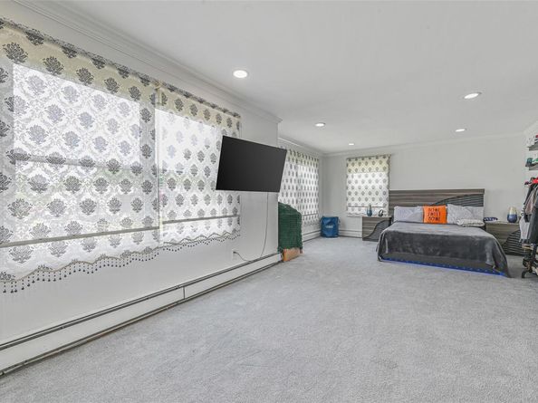 86 S Cabot Lane, Westbury NY 11590