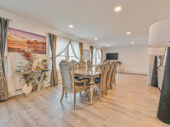 86 S Cabot Lane, Westbury NY 11590