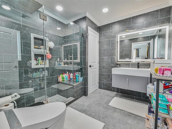 86 S Cabot Lane, Westbury NY 11590