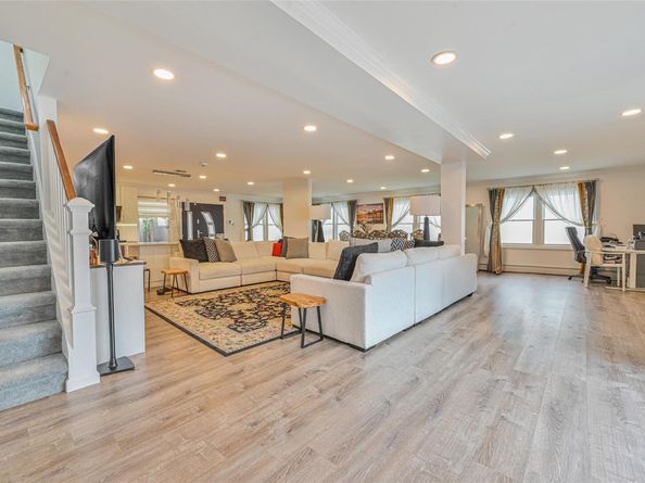 86 S Cabot Lane, Westbury NY 11590